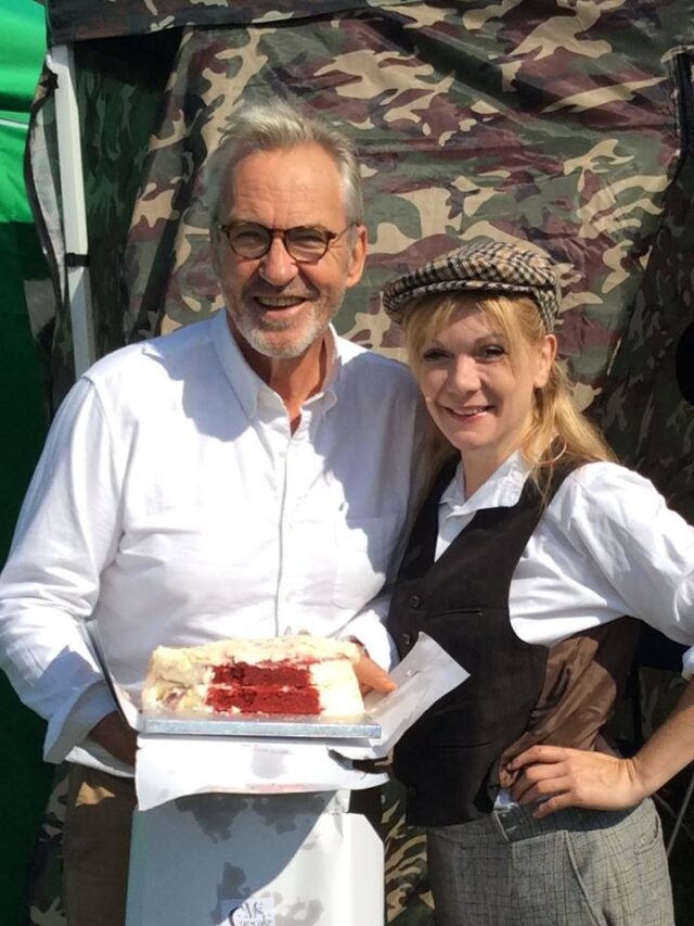 2 people holding a cake